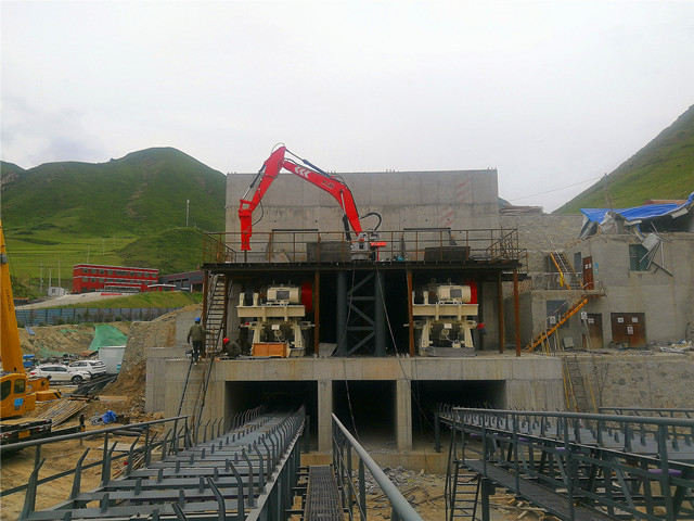 Mastering Material: How Hydraulic Rock Breakers Power Construction, Mining, and Municipal Projects