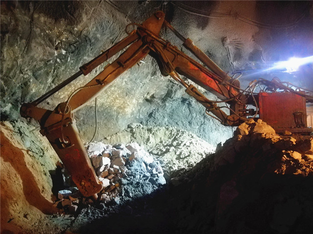 Rockbreakers Breaker Boulders In Underground Mine-1