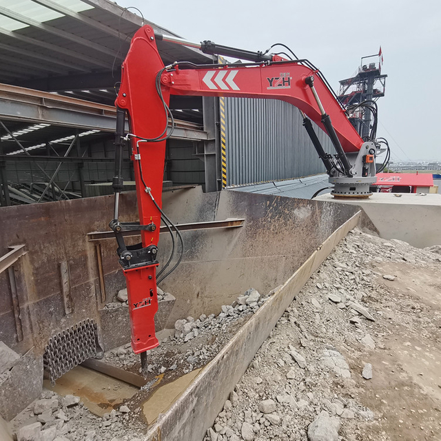 Rockbreaker Clearing Crusher Blockages Quickly