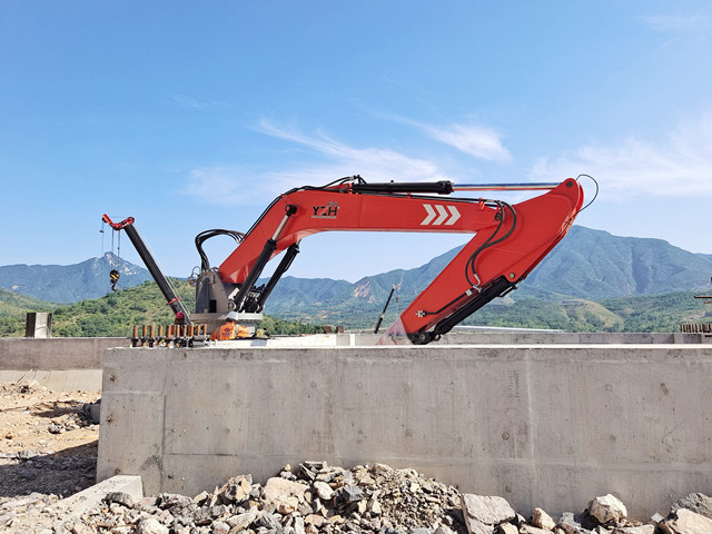 Rock Breaker Boom System Uses For Gyratory Crushers