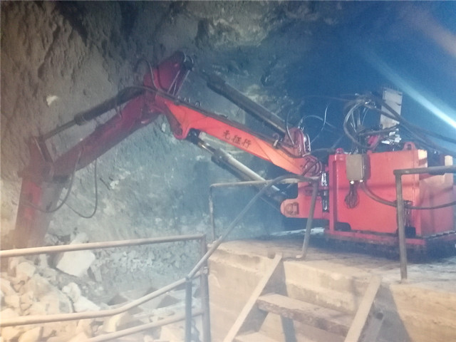 Rockbreakers Breaker Boulders In Underground Mine-2