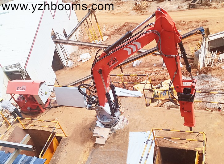 Pedestal Rock Breaker Boom Systems Assist Two Jaw Crushers To Break Oversized Boulders At Once