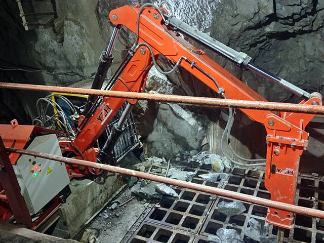 pedestal rock breaker boom system