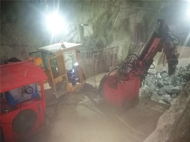 Rockbreakers Breaker Boulders In Underground Mine-3