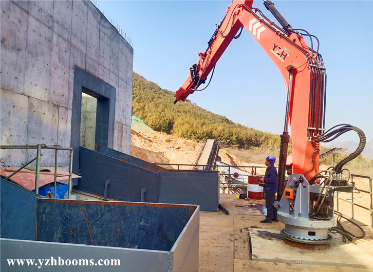 A Pedestal Boom System Can Simultaneously Break Boulders Which Blocked The Hopper Of Two Jaw Crushers-6