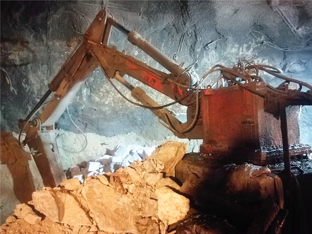 Rockbreakers Breaker Boulders In Underground Mine-4
