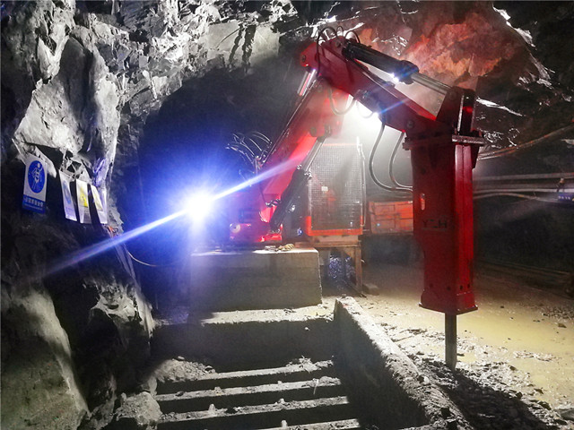 Pedestal Rock Breaker Boom System Breaks Boulders Under The Underground Mine