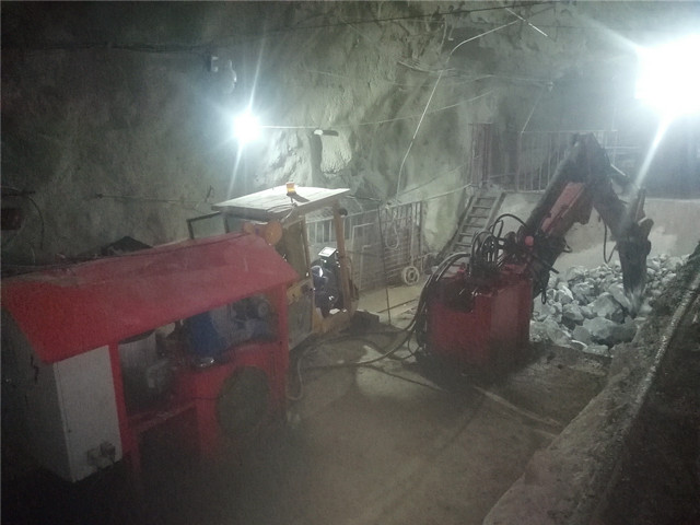 Rockbreakers Breaker Boulders In Underground Mine-6