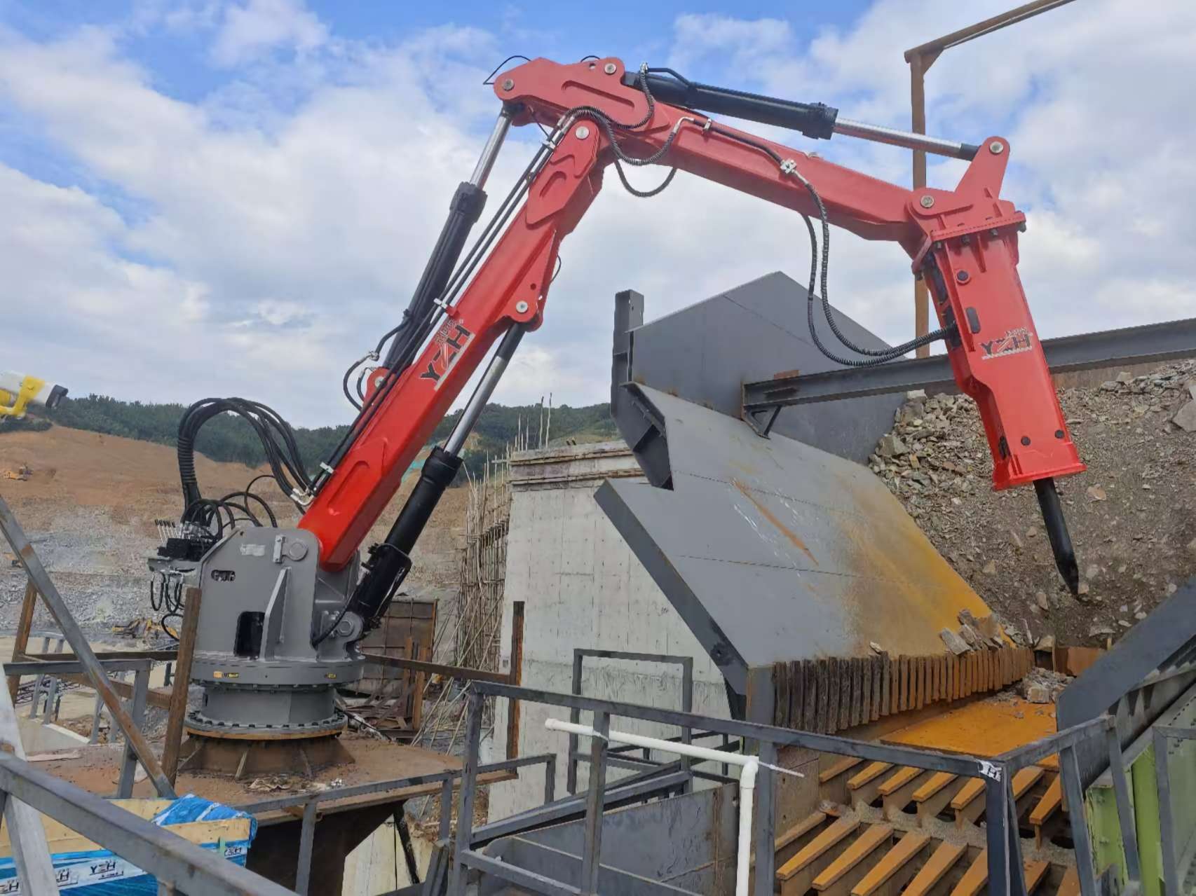 Pedestal rockbreaker boom 2.jpg