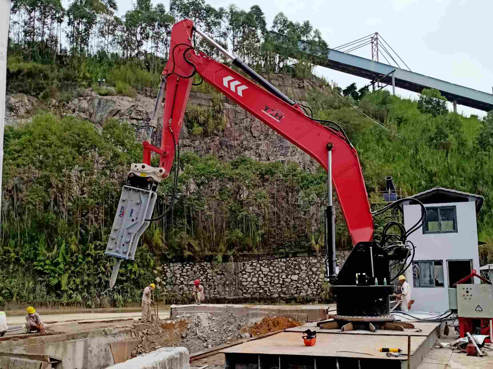 Powering Iron Ore Processing in the UK with the WHA610 Fixed Rockbreaker Boom