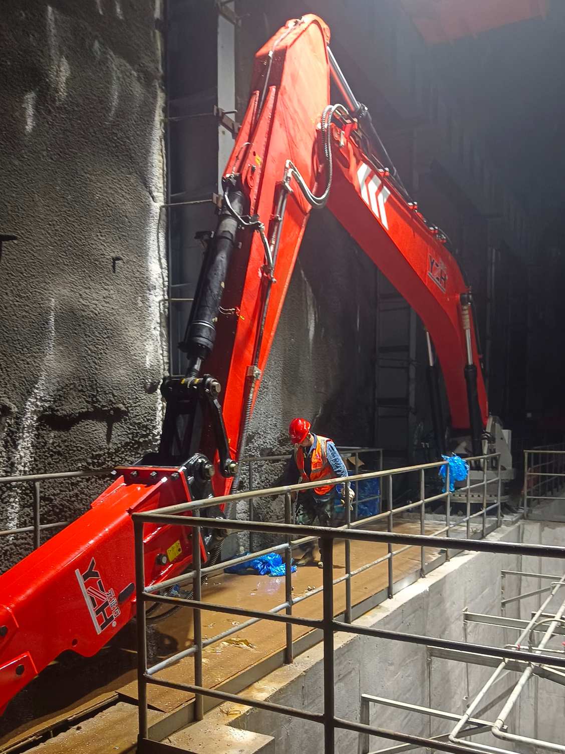 Eliminating Crusher Blockages at a Zambia Copper Mine with the WHA460 Rockbreaker Boom
