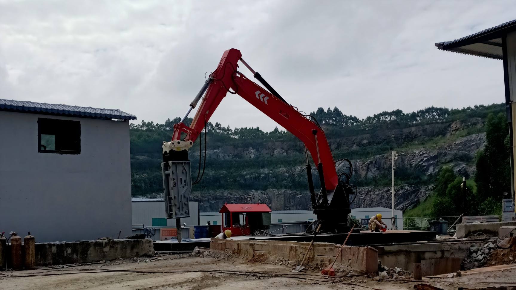 Powering Iron Ore Processing in the UK with the WHA610 Fixed Rockbreaker Boom